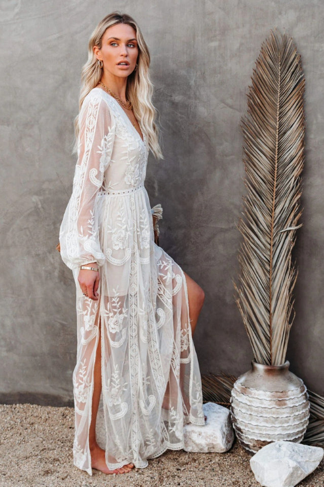 Delilah Robe Longue Femme – Boheme sommerkjole med blonder, dyb V-udskæring og høj slids