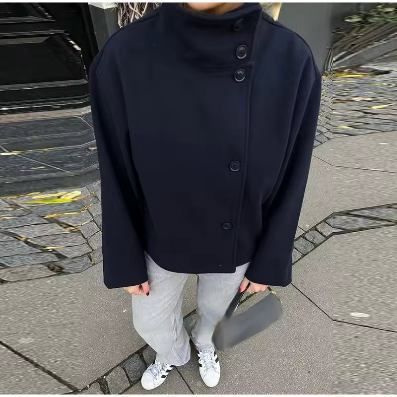 Sheena Cabon Court Femme – Veste d’Hiver Chaude et Moderne avec Col Haut & Design Minimaliste