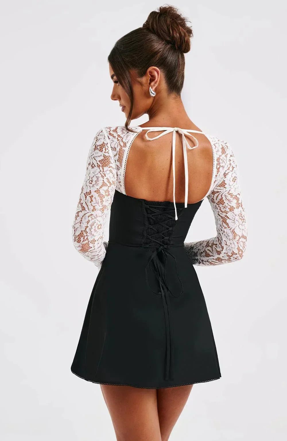 Juliette Robe Mini Femme – Elegant kjole i blonder med hjerteudskæring og tætsiddende pasform