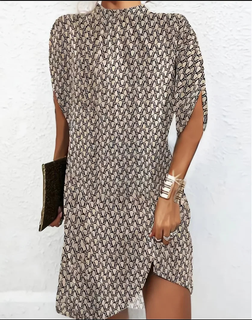 Reagan női nyári ruha – rövid ruha álló gallérral, geometriai mintával és elegáns sliccel