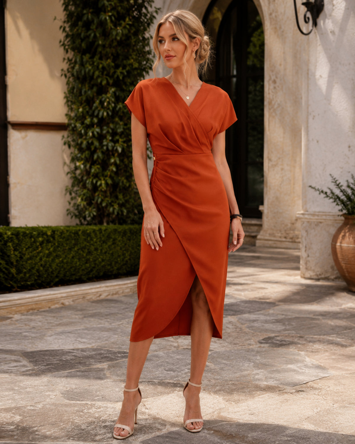 Adeline Robe Femme – Élégante Robe Drapée avec Col en V, Manches Courtes & Fente Subtile