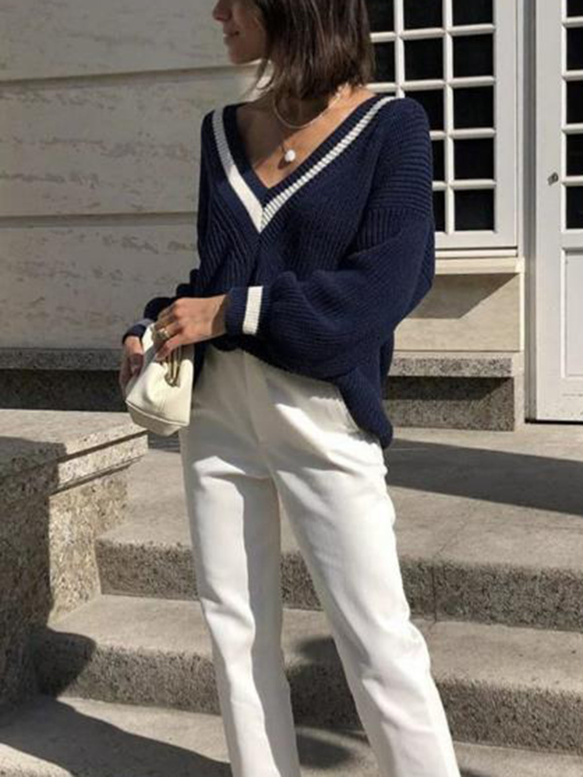 Luna Pull Sportswear Chic – Pull en Maille Bleu Marine avec Col en V à Rayures Contrastées