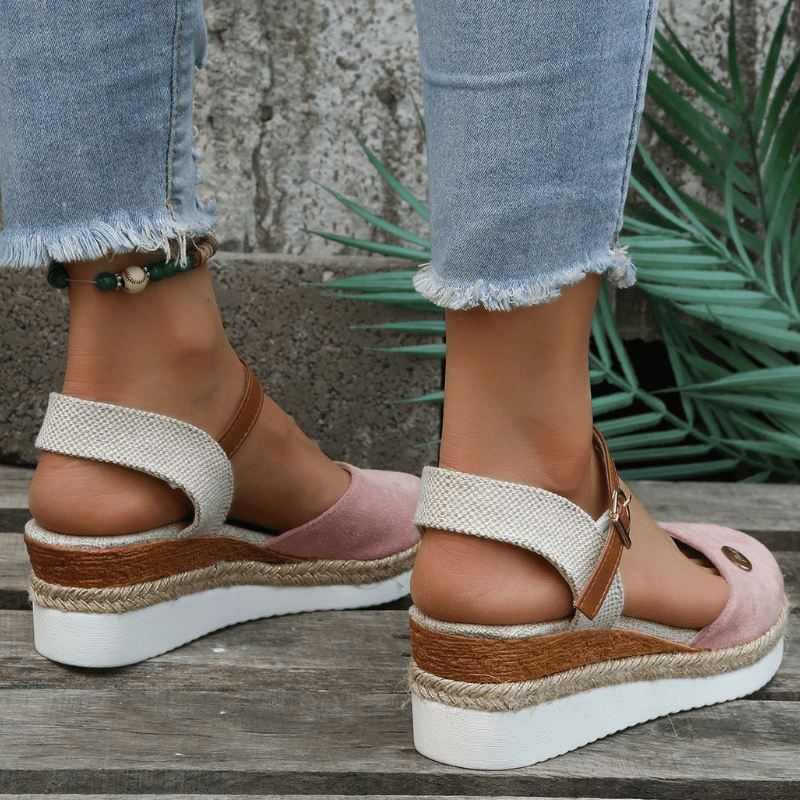 Sandały damskie Carina – eleganckie sandały na koturnie z regulowanym zapięciem na klamrę i w stylu boho