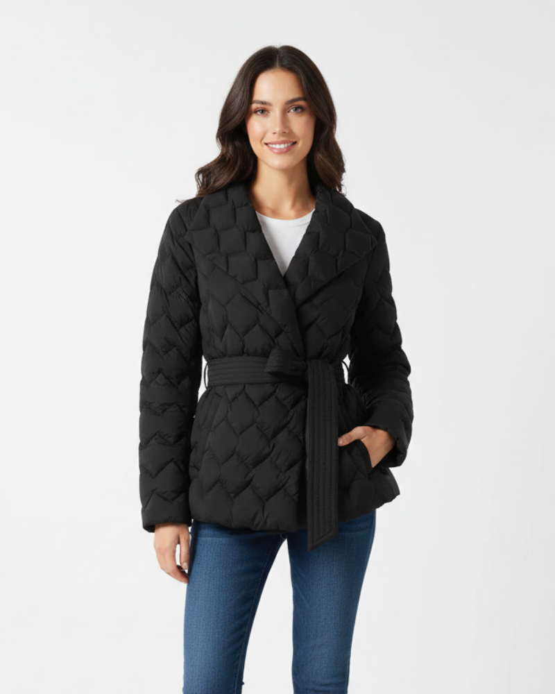 Ariane Korte Gewatteerde Damesjas – Stijlvolle Donsjas met Riem & Elegant 3D-patroon