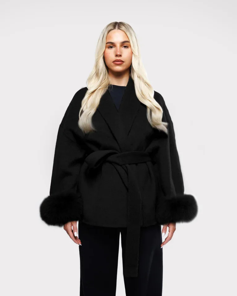 Livia Manteau Luxe Femme – Veste Hiver Élégante avec Manches en Faux Fur & Ceinture