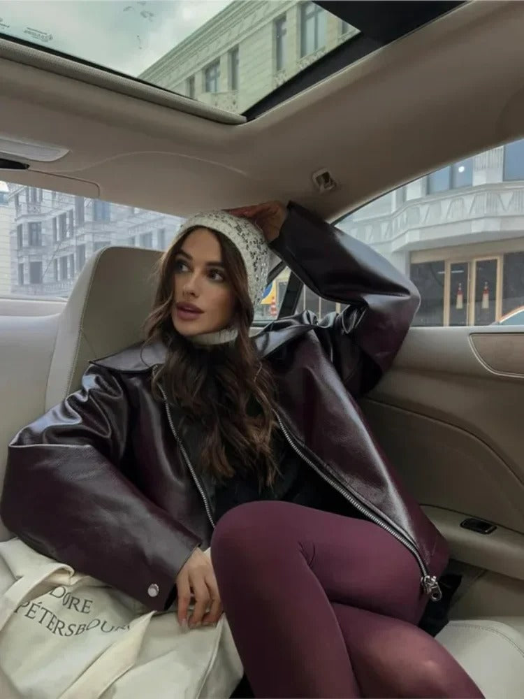 Clara naisten nahkatakki – lyhyt ylisuurimalli rakenteellisilla yksityiskohdilla ja vyöllä