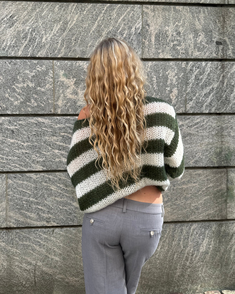 Sweter damski Louisa – obszerny sweter w paski z miękkiej tkaniny o modnym wzorze