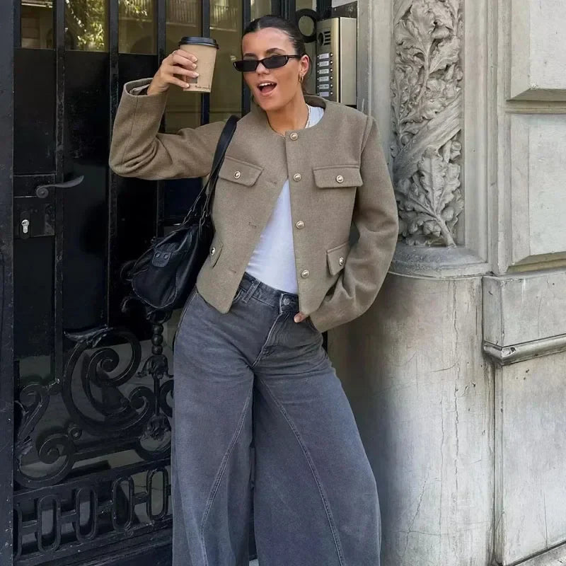 Sara Veste de Luxe Femme – Jachetă cambrată cu nasturi aurii și siluetă elegantă