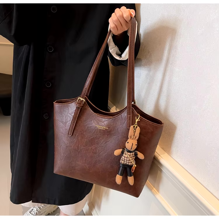 Emma Rustic Edge Tote – Geräumige Vintage-Tasche aus veganem Leder mit fantasievollem Anhänger