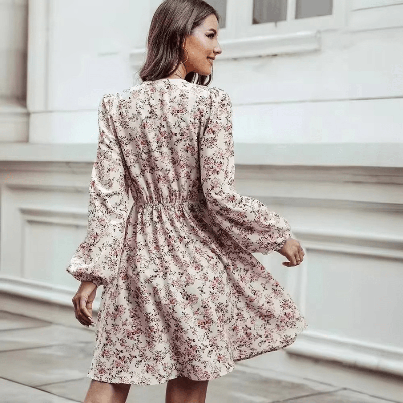 Selina Robe Mini Femme – Romantisk blomsterprint med V-hals og tætsiddende og flydende pasform