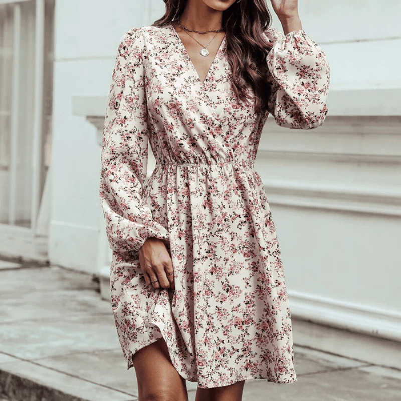 Selina Robe Mini Femme – Romantisk blomsterprint med V-hals og tætsiddende og flydende pasform