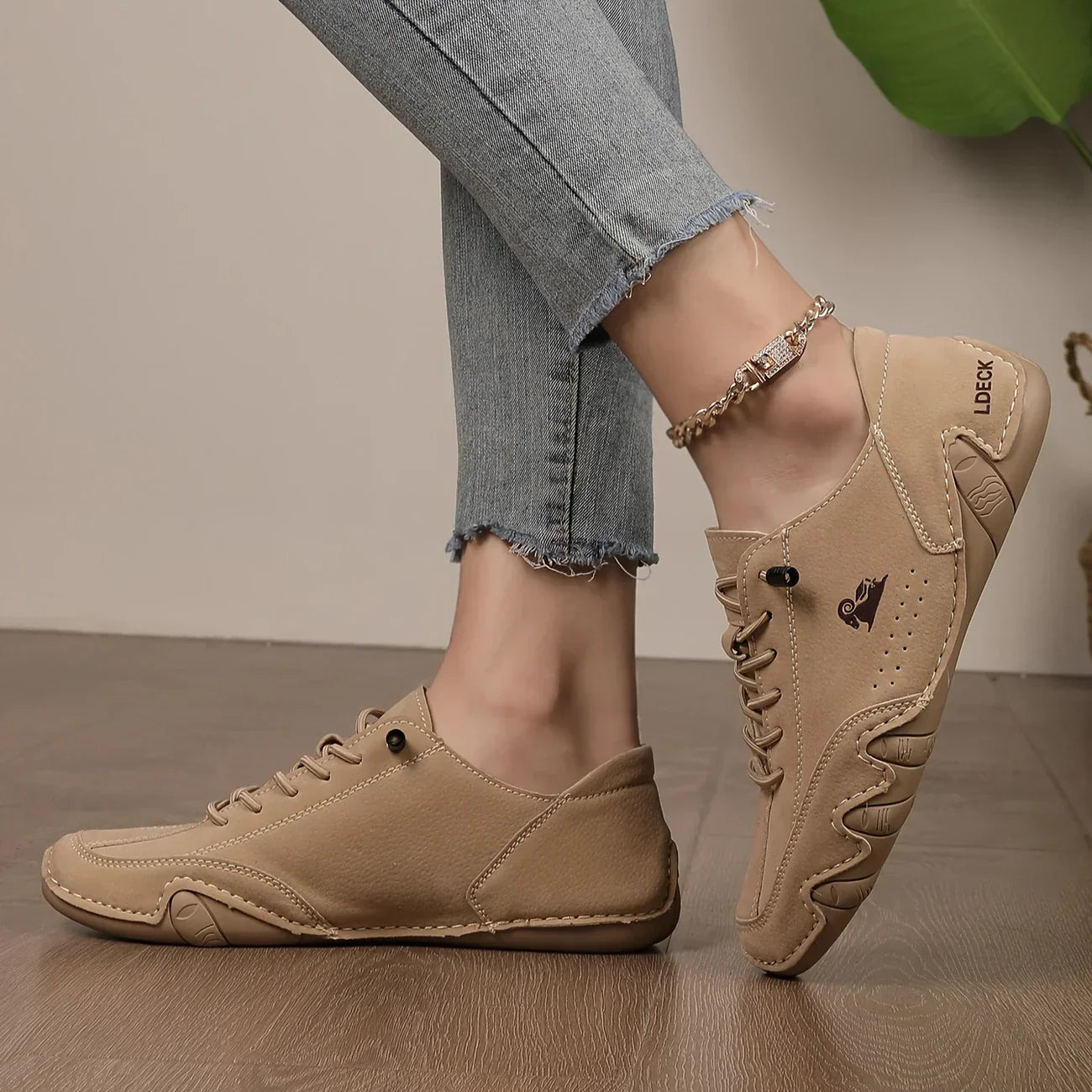 Roomalaiset nauhalliset rentokengät miehille – matala malli kuvioidulla pohjalla ja kontrastisilla ompeleilla