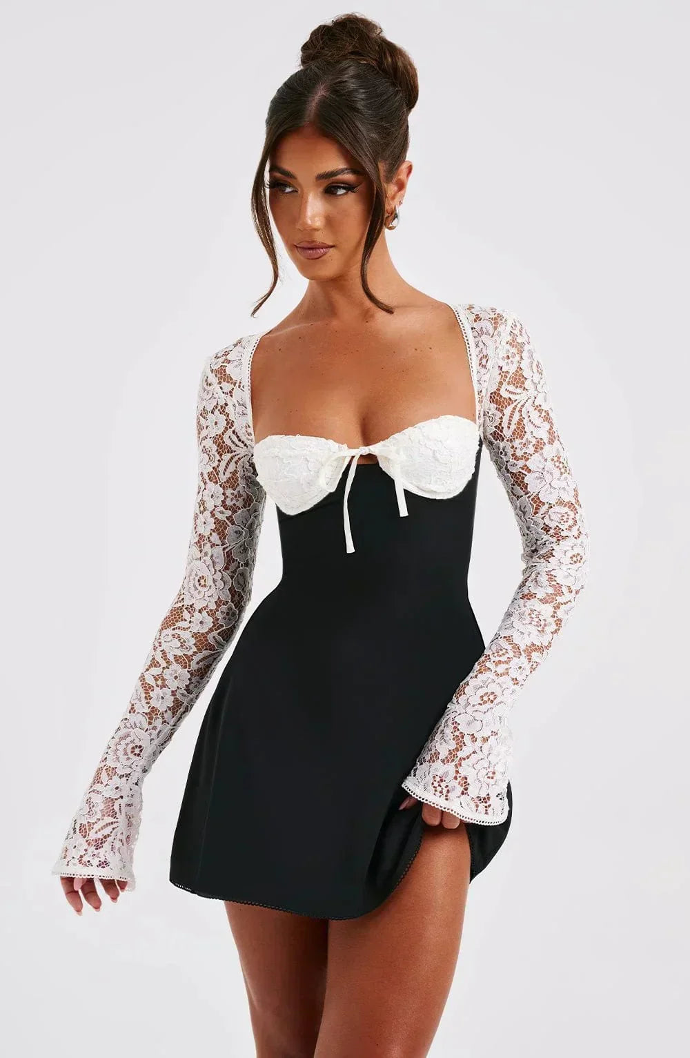 Juliette Robe Mini Femme – Elegant kjole i blonder med hjerteudskæring og tætsiddende pasform