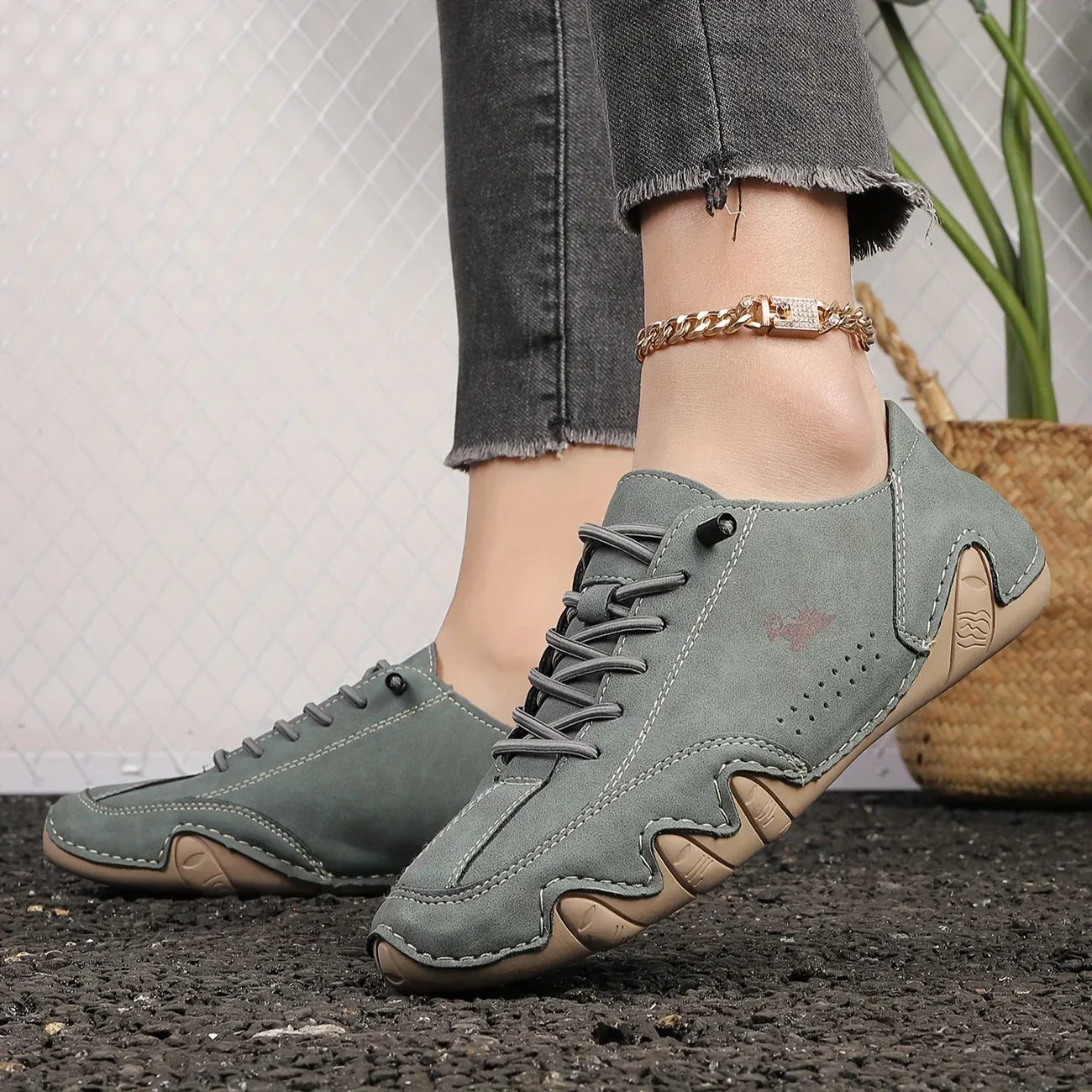 Roomalaiset nauhalliset rentokengät miehille – matala malli kuvioidulla pohjalla ja kontrastisilla ompeleilla