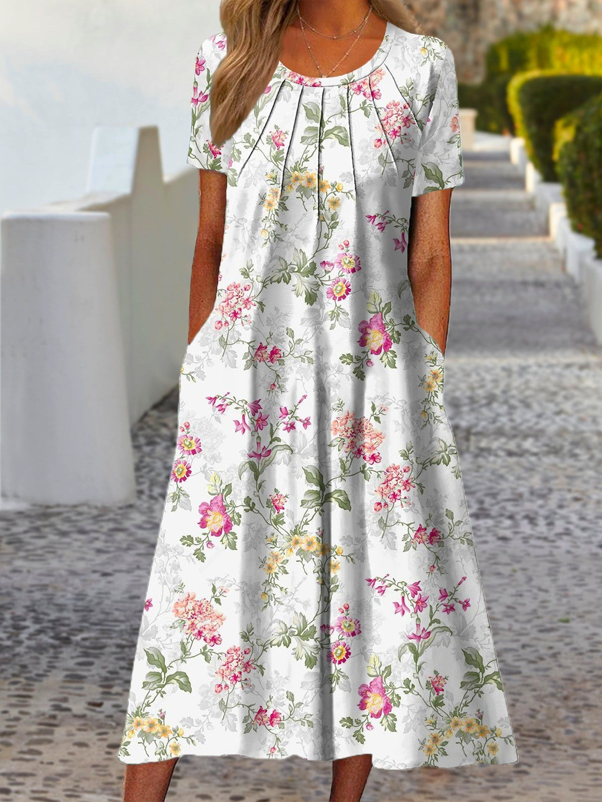 Marilou Kjole Midlang Kvinde – Flydende Snit med Let og Elegant Blomstret Print