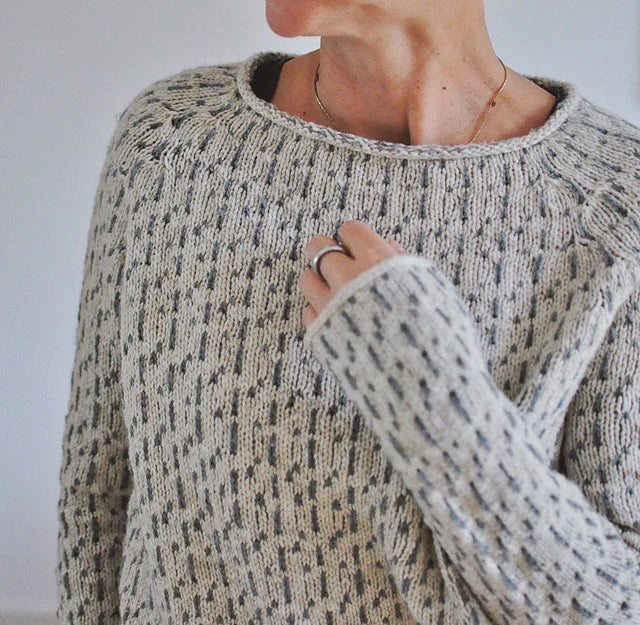 Sweter damski Samira – elegancki szary sweter z długim rękawem, szykowny i wygodny styl