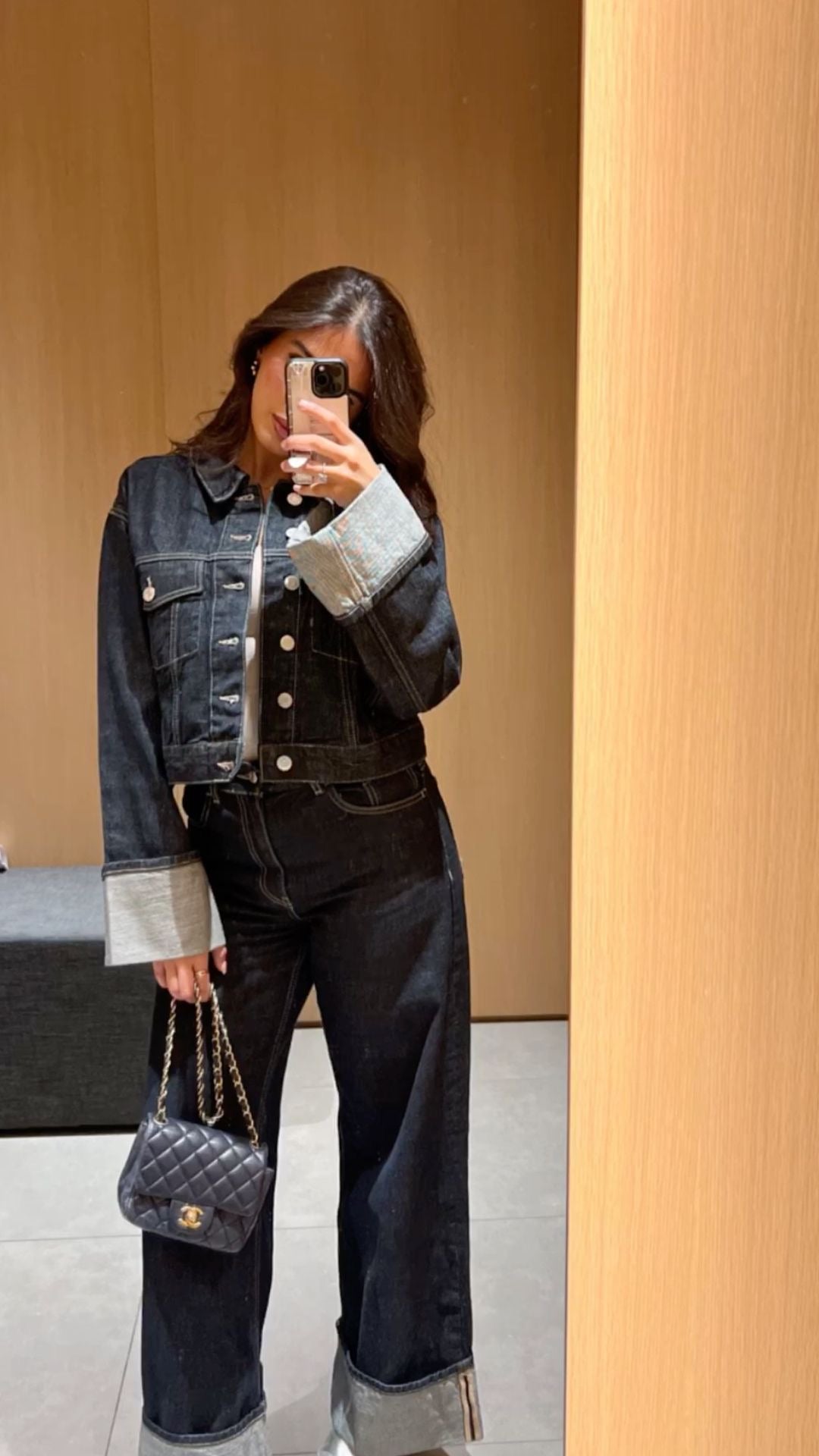 Bea Ensemble Denim Femme – Kort Jakke & Bred Bukser med Kontrastomslag til et Trendy Look