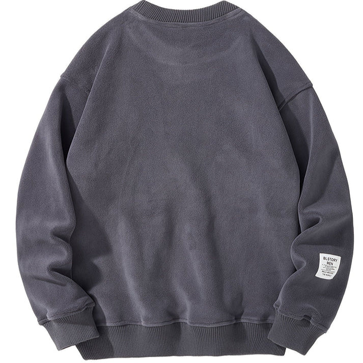 Férfi laza pulóver hímzett betűkkel, kerek nyakkivágással