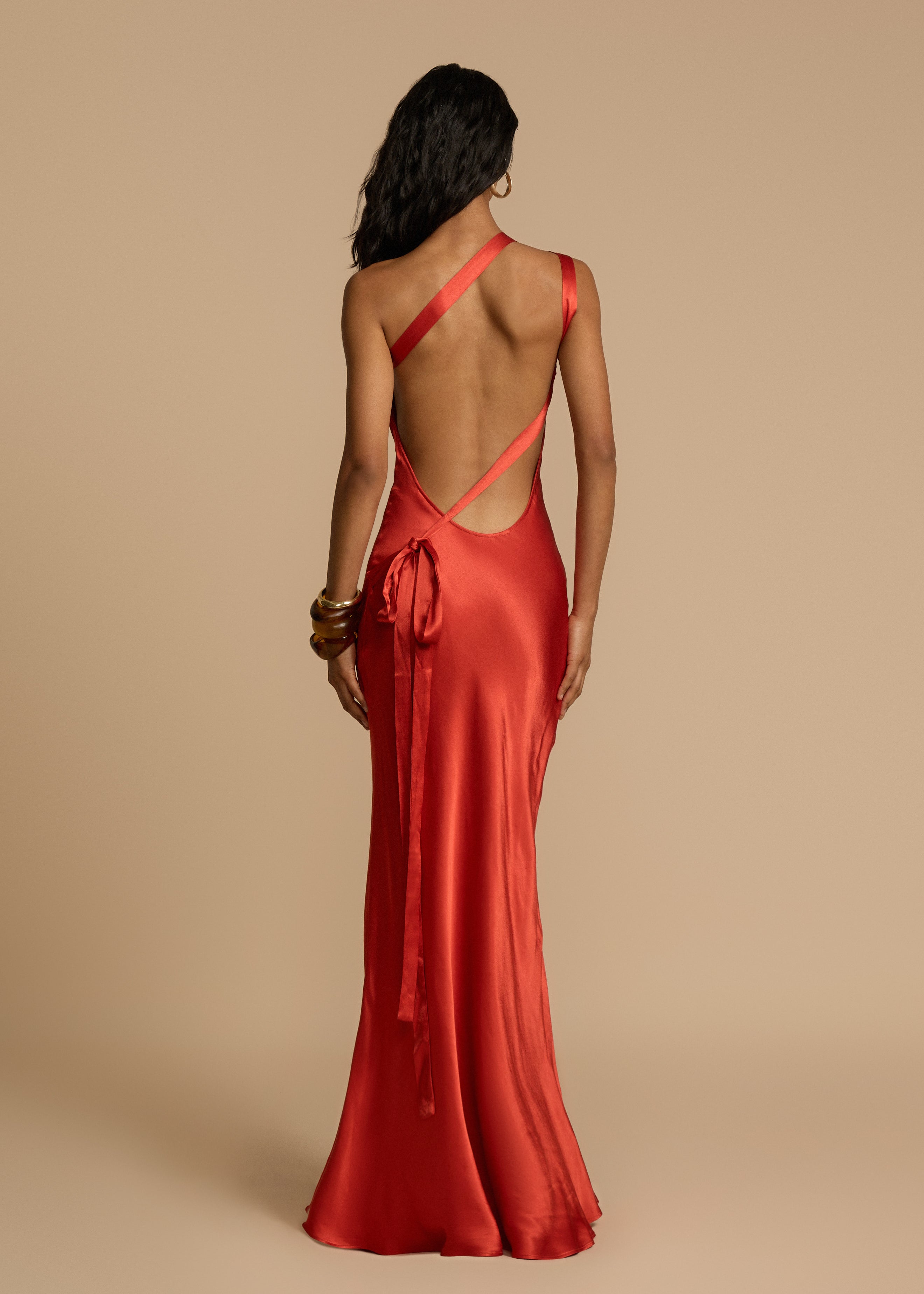 Elena Robe Longue Femme – večerní šaty z hedvábného saténu s odhalenými zády a asymetrickým výstřihem