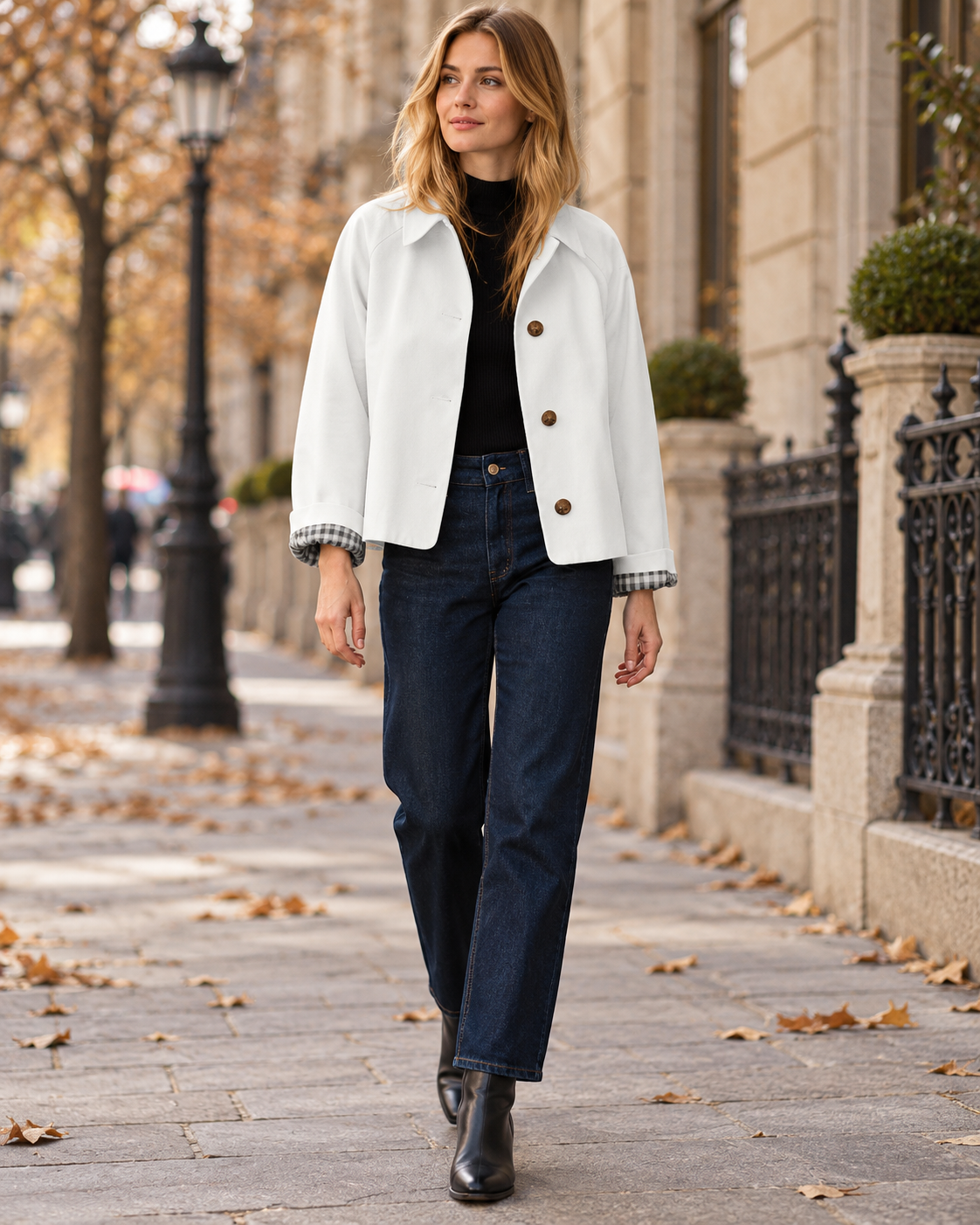 Trench curto feminino Arielle com forro aos quadrados, colarinho de camisa e fecho de botões