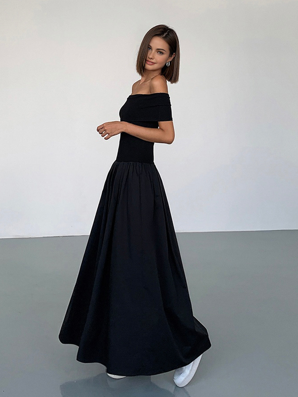 Kisha Maxi Jurk Dames – Elegante Jurk met Blote Schouders en Vloeiende Geplooide Rok