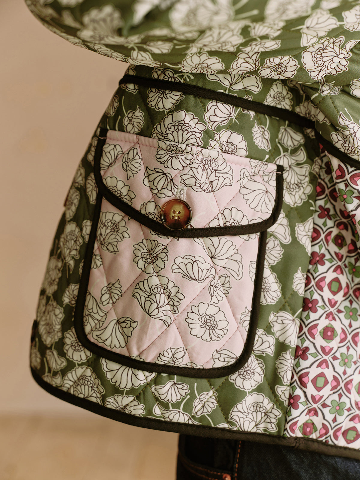 Lennox Virágos Párnázott Mellény – Többszínű, Bohém és Eredeti Egyedi Stílusért