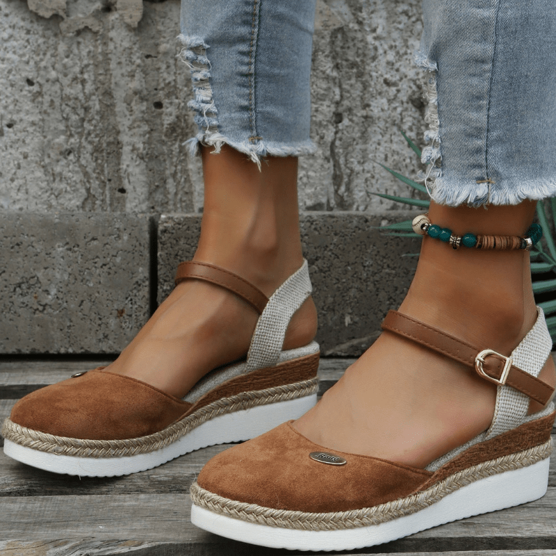 Sandały damskie Carina – eleganckie sandały na koturnie z regulowanym zapięciem na klamrę i w stylu boho