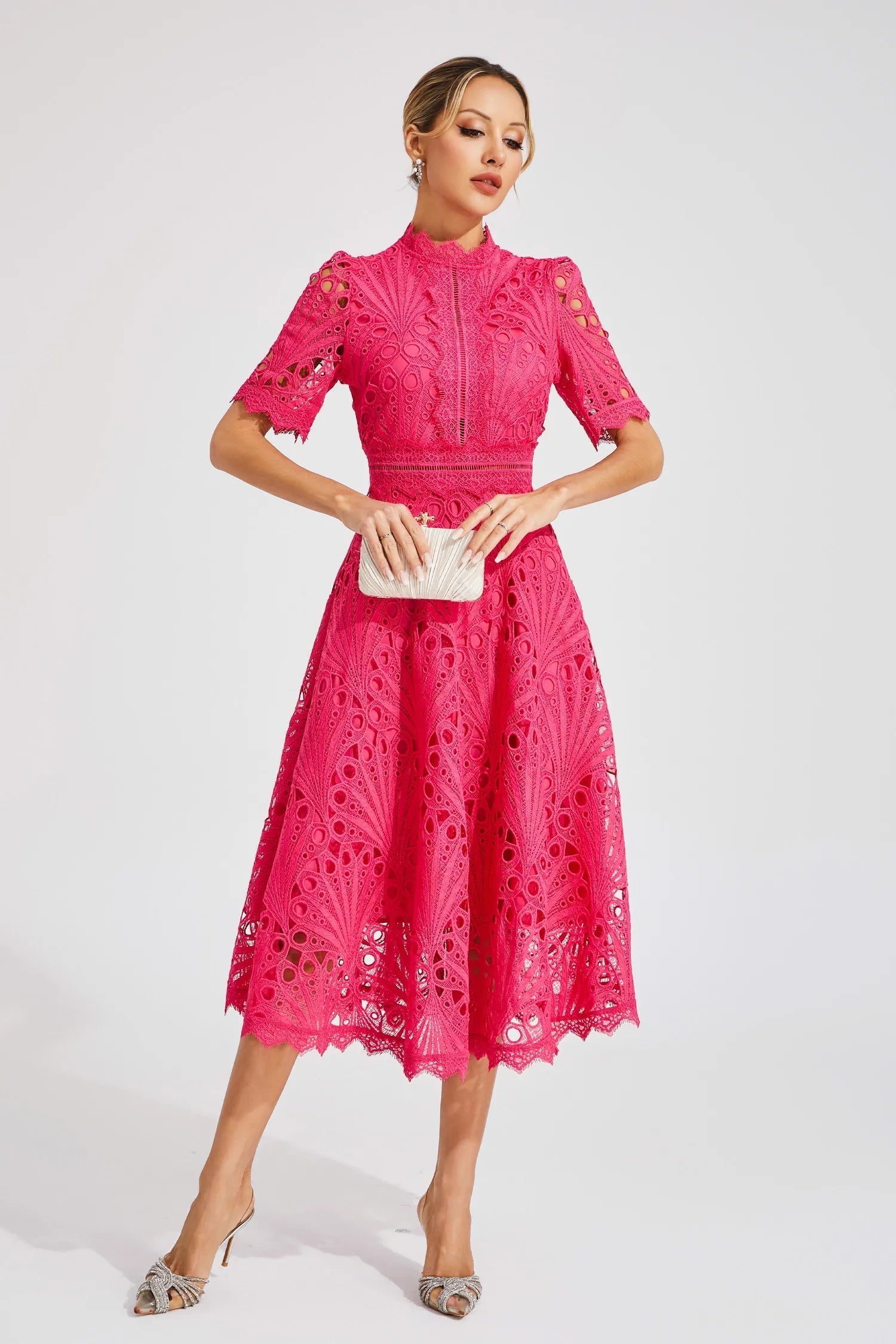 Sukienka Giada Lace Midi – wycięcia i krótkie rękawy dla eleganckiego wyglądu
