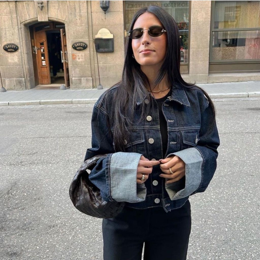 Bea Ensemble Denim Femme – Kort Jakke & Bred Bukser med Kontrastomslag til et Trendy Look