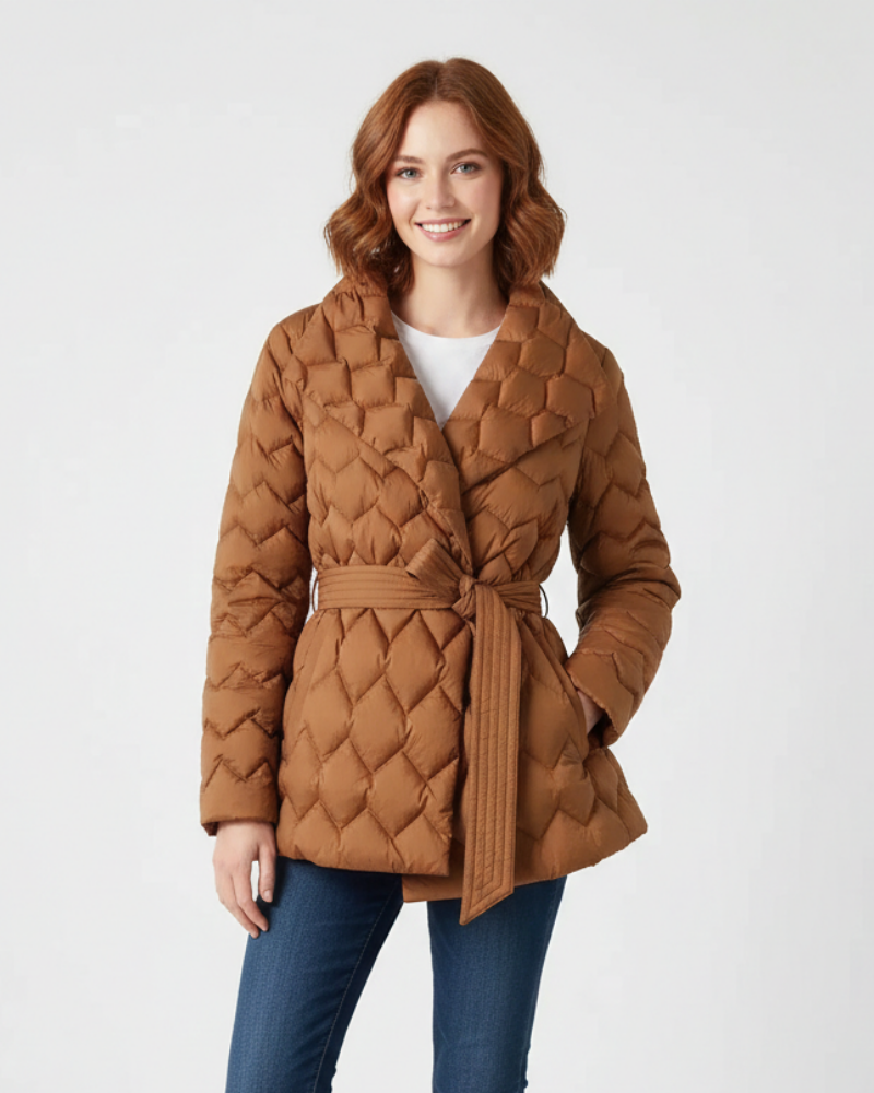 Ariane Korte Gewatteerde Damesjas – Stijlvolle Donsjas met Riem & Elegant 3D-patroon