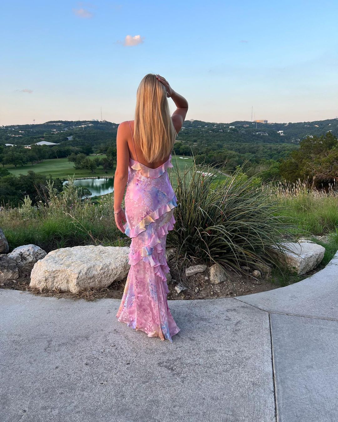 Robe Longue Femme Estella – Elegant Ruffled Dress with Open Back & Flowing Cut