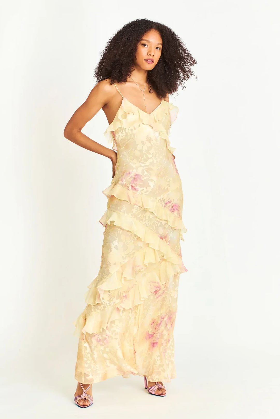 Robe Longue Femme Estella – Elegant Ruffled Dress with Open Back & Flowing Cut