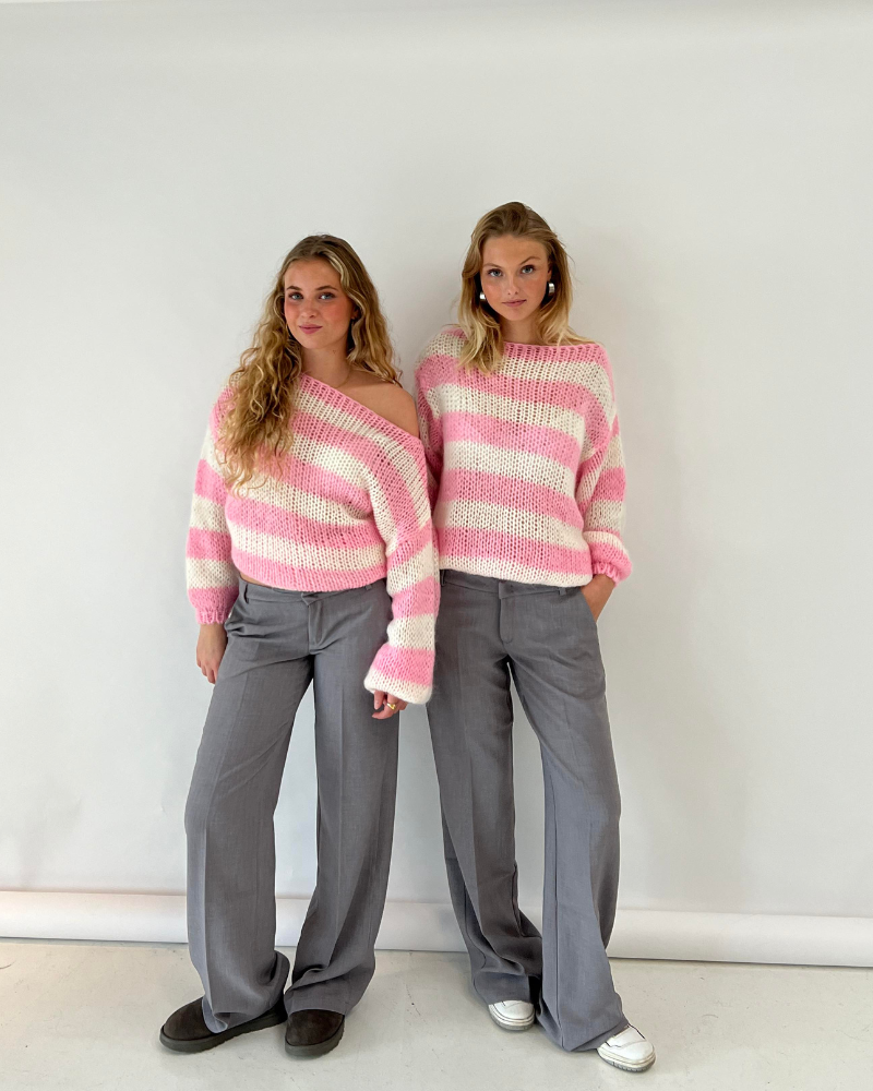 Sweter damski Louisa – obszerny sweter w paski z miękkiej tkaniny o modnym wzorze
