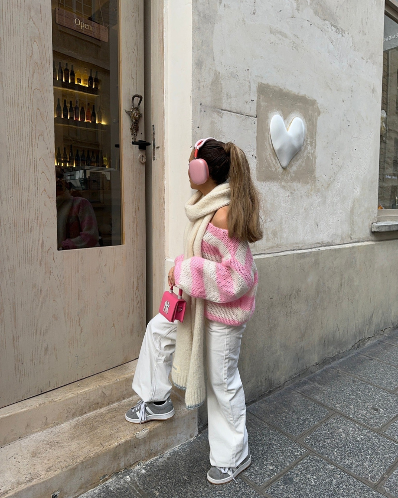 Sweter damski Louisa – obszerny sweter w paski z miękkiej tkaniny o modnym wzorze