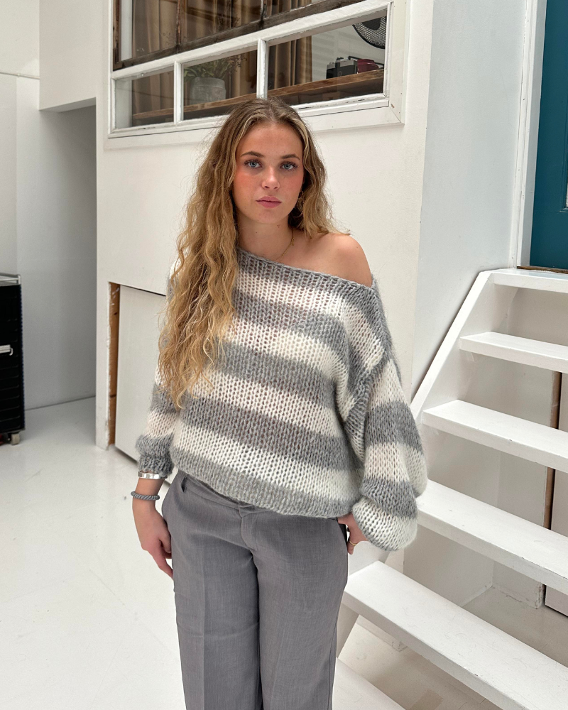Sweter damski Louisa – obszerny sweter w paski z miękkiej tkaniny o modnym wzorze