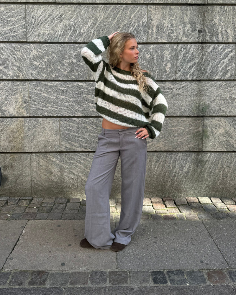 Sweter damski Louisa – obszerny sweter w paski z miękkiej tkaniny o modnym wzorze