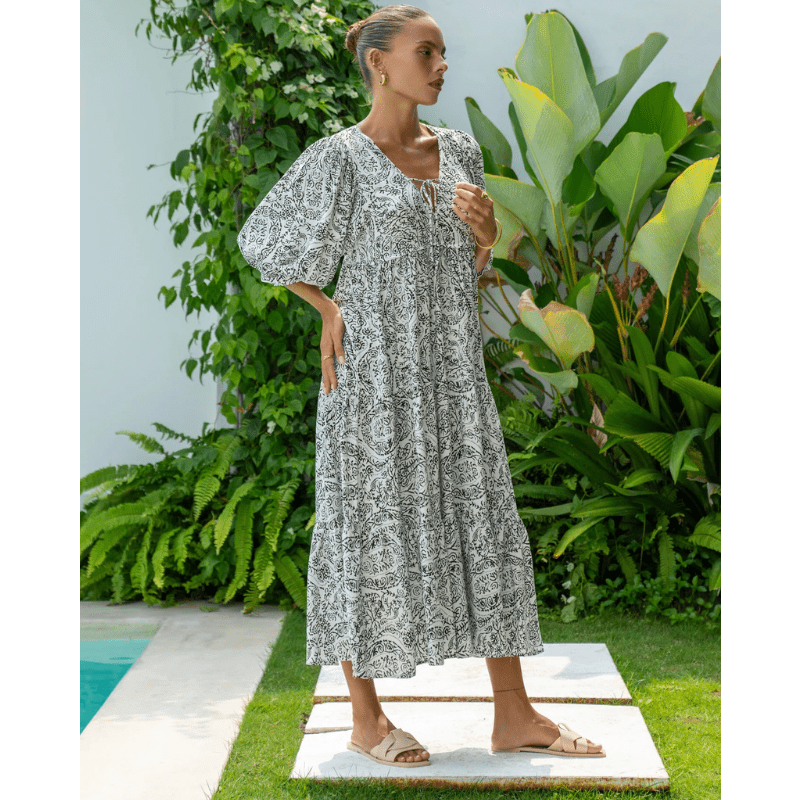 Rosina Robe Longue Looksy – Abstrakt bohemeprint & lagdelt flydende snit