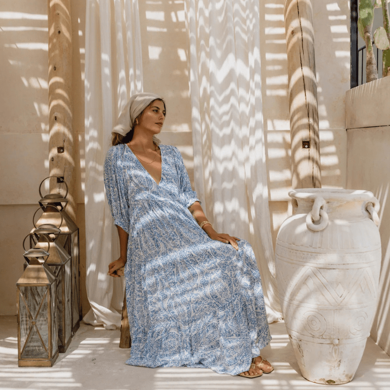 Rosina Robe Longue Looksy – Abstrakt bohemeprint & lagdelt flydende snit