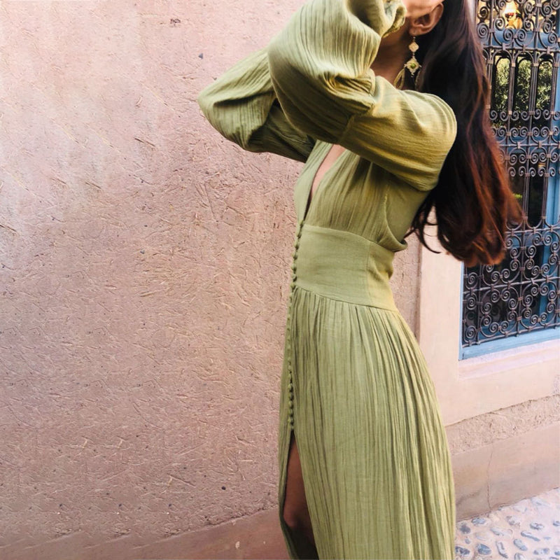 Sadie Robe Maxi Femme – Sommerkjole Kaki i 100% bomuld med knapper & elegante plisserede detaljer