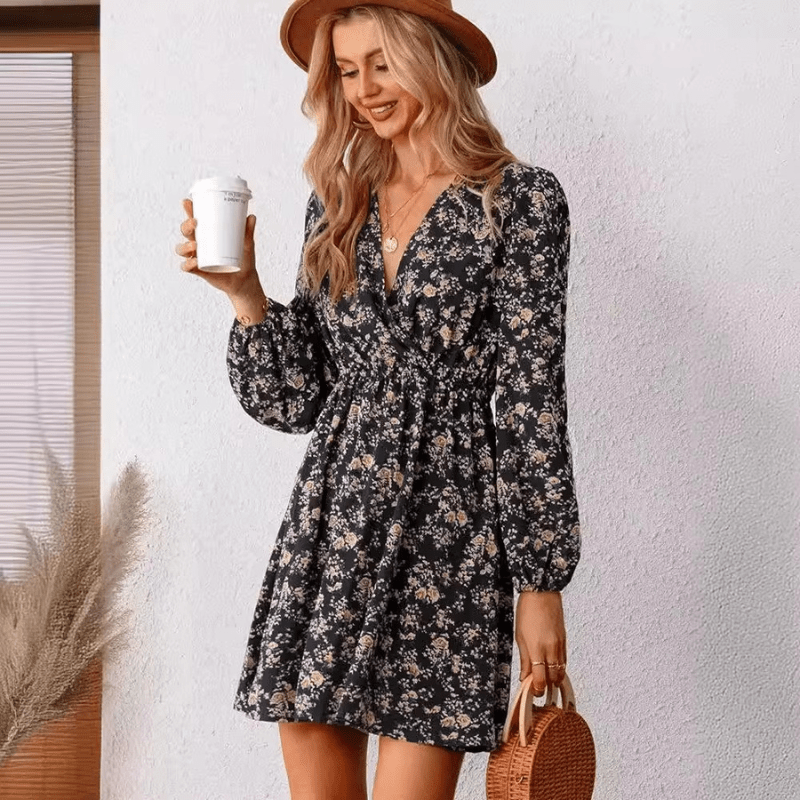 Selina Robe Mini Femme – Romantisk blomsterprint med V-hals og tætsiddende og flydende pasform
