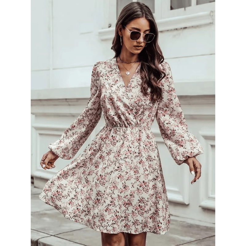 Selina Robe Mini Femme – Romantisk blomsterprint med V-hals og tætsiddende og flydende pasform