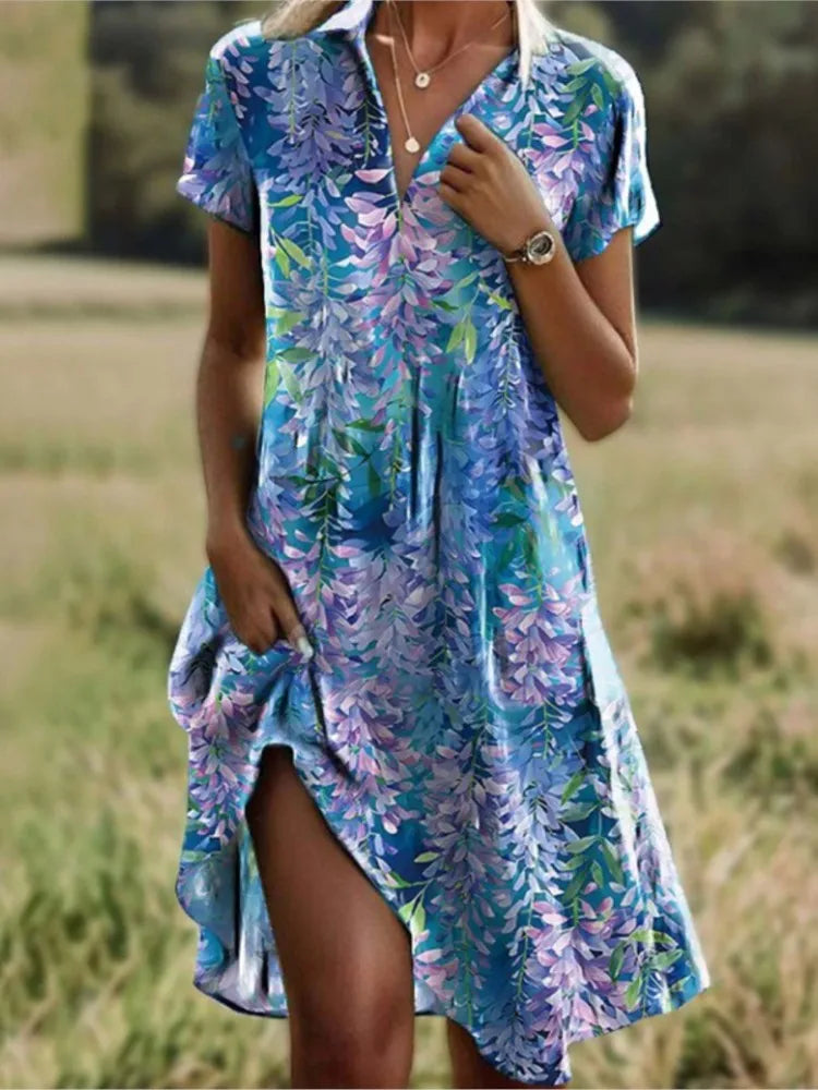 Jeanne Kjole Dame – Elegant kjole med V-hals og knapper, flatterende pasform & tidløst blomsterprint
