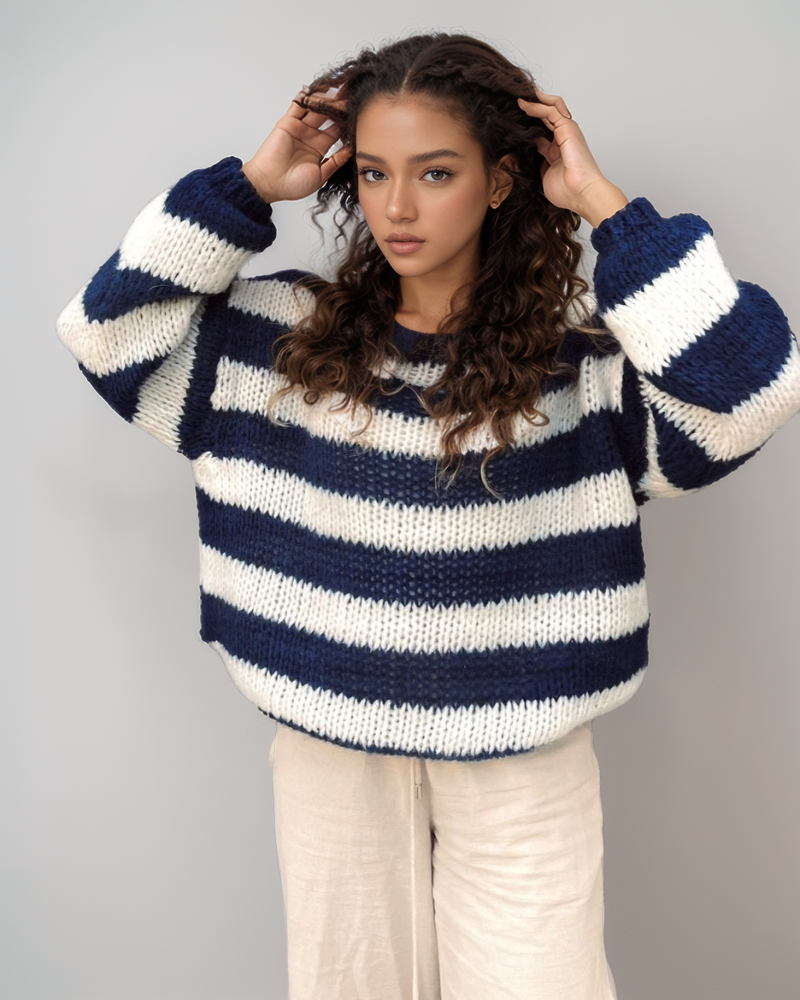 Sweter damski Louisa – obszerny sweter w paski z miękkiej tkaniny o modnym wzorze