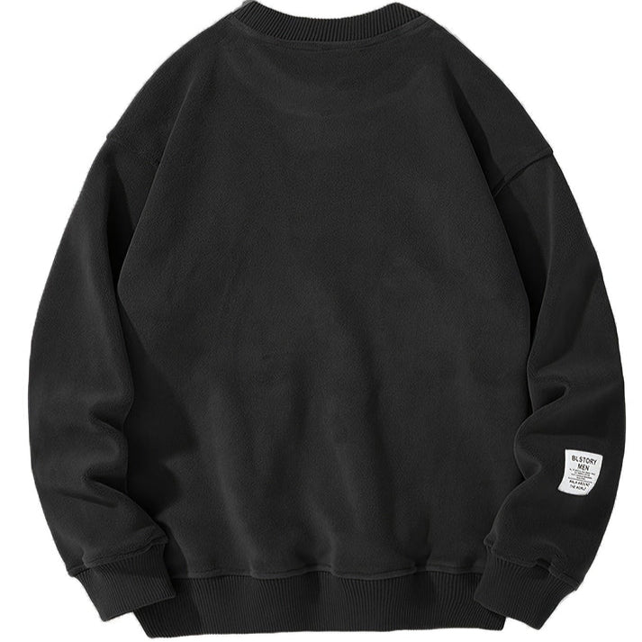 Férfi laza pulóver hímzett betűkkel, kerek nyakkivágással