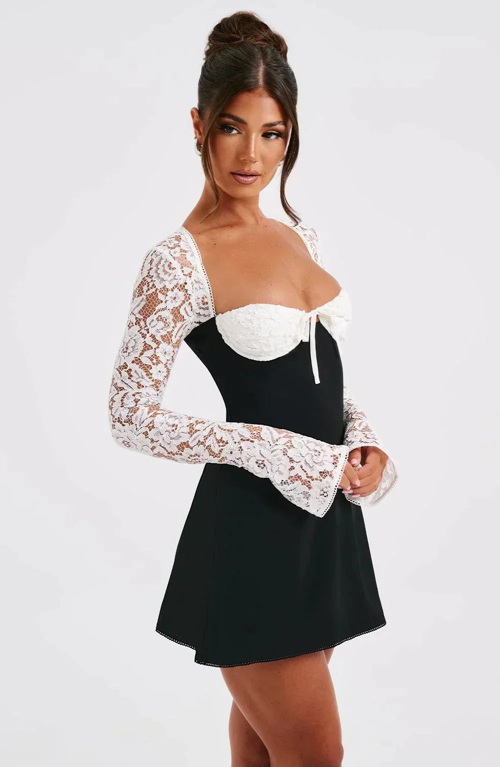 Juliette Robe Mini Femme – Elegant kjole i blonder med hjerteudskæring og tætsiddende pasform