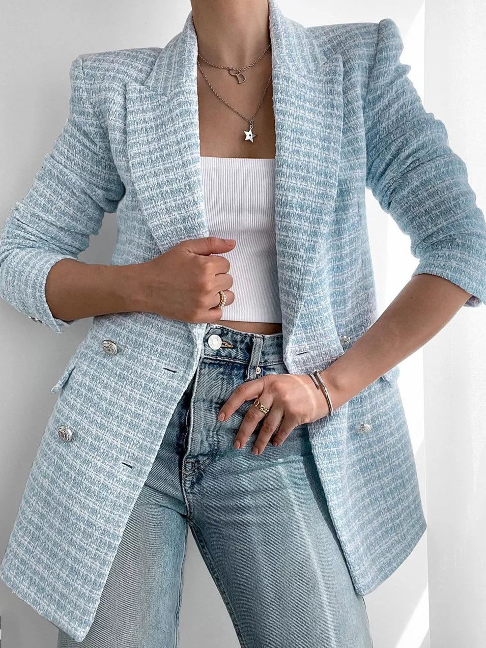 Blazer Charlotte para Mulher em Tweed – Casaco Azul Claro Elegante com Design de Dois Botões